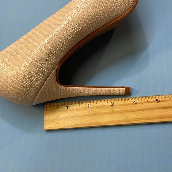 Torta Caliente Cream Faux Snakeskin Pointed Toe High Heel Pumps Women’s Sz 8 - Picture 8 of 10